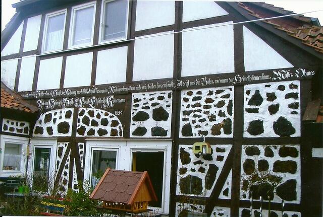 Nahaufnahme mit alter Hausinschrift, 2005.