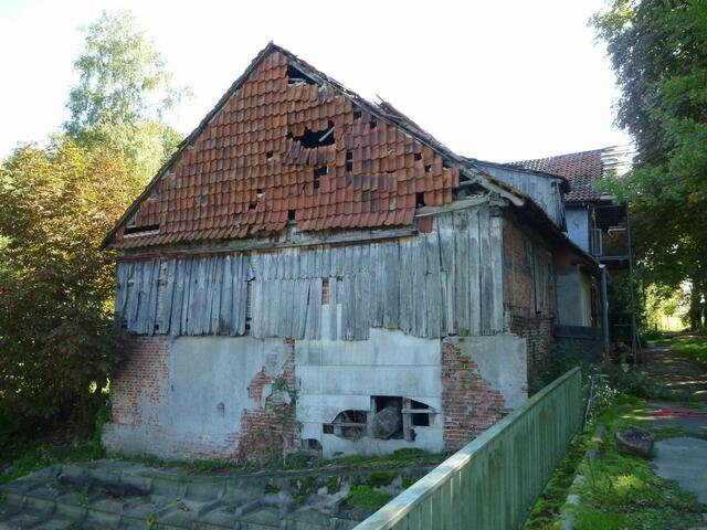 Die Wolfsforder Mühle macht einen desolaten Eindruck. Vom Wasserrad ist nur noch der abgesägte Achsbalken übrig.