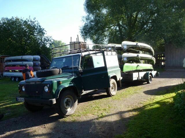 Auf dem Hof von Udo Deister in Uetze. Die Boote für die Friesen-Taucher sind schon verladen.