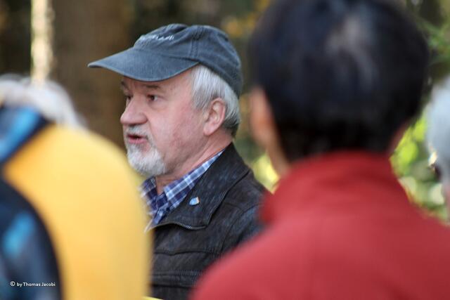 Heute mal nicht als Nachtwächter unterwegs: Rainer Eckel erklärt den Wanderern Geschichtliches.
