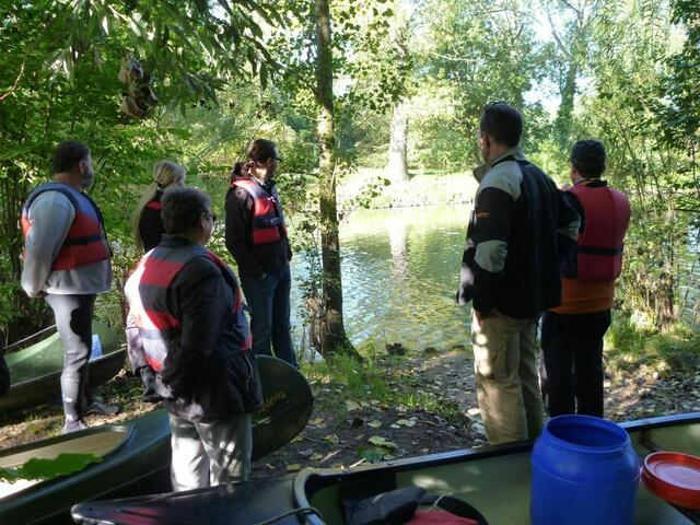 Besprechung für die Handhabung  der Kanus und Informationen über mit Strecke mit allem Drum und Dran.