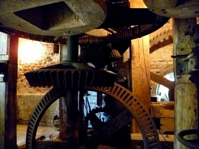 In der Eltzer Wassermühle. Das Mahlwerk ist vorhanden, aber nicht betriebsfähig.