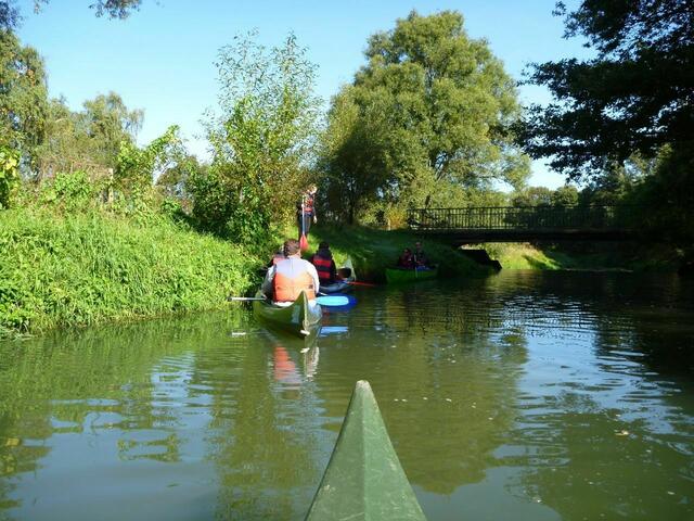 An der Brücke zur Wolfsforder Mühle (westlich von Dedenhausen) befindet sich ein Kaskadensohlabsturz und die Paddler müssen aussteigen.