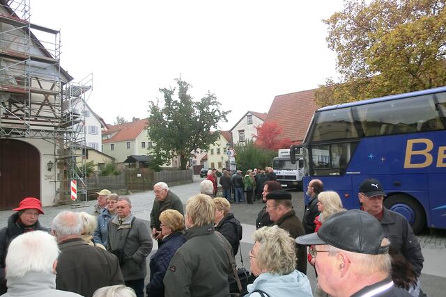 Reisegruppe wird in zwei teilen durch die Stadt geführt