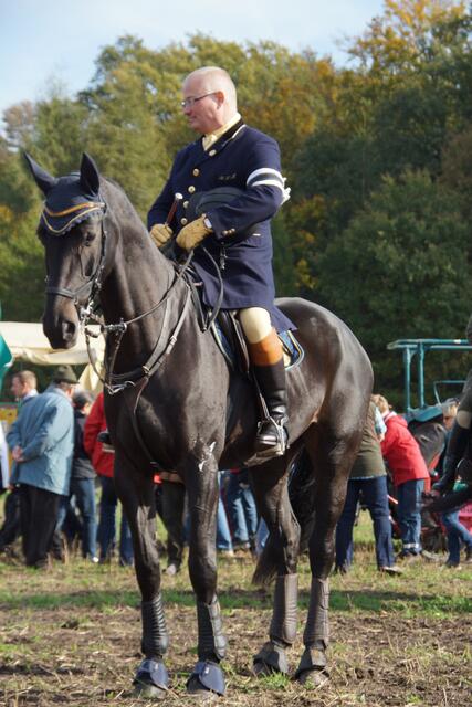 Hoch auf dem schwarzen Rosse sitzt Jagdherr Reinhard Schmitz