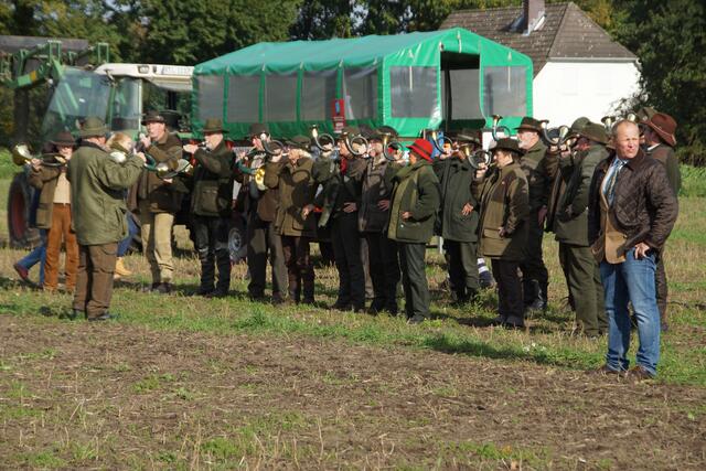 Die Jagdhornbläser blasen zum Jagdbeginn