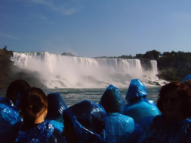 vor den amerikanischen Niagarafällen mit dem Boot "Maid of the Mist", während der Bootsfahrt . . .