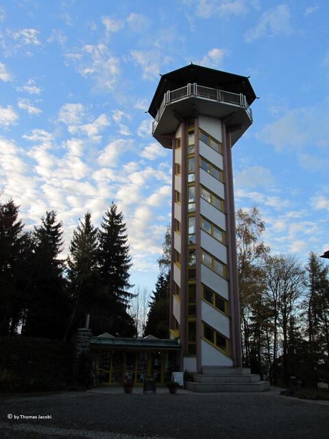 Der Aussichtsturm auf dem Berg...