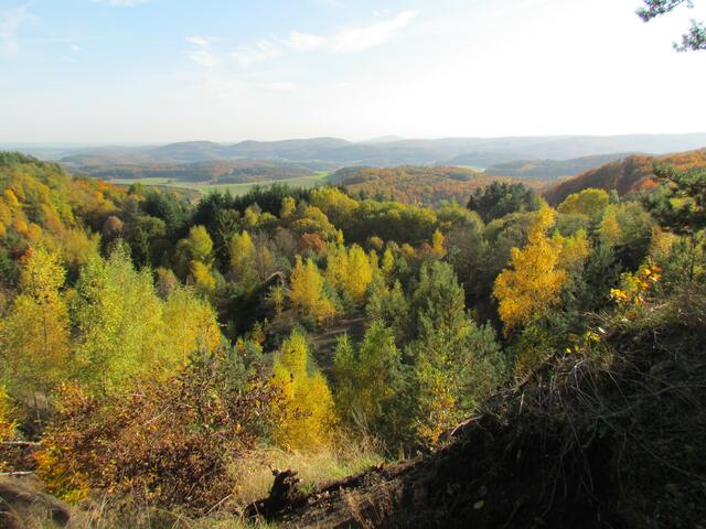 Der Blick über den Steinbruch zum Tal, bis hin zum Dünsberg