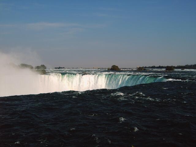 . . . vom Ufer des Niagaraflusses aus gesehen, die kanadischen Wasserfälle . . .