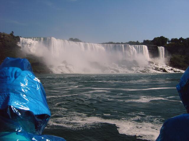. . . vom Boot aus gesehen, die amerikanischen Niagarafälle . . .
