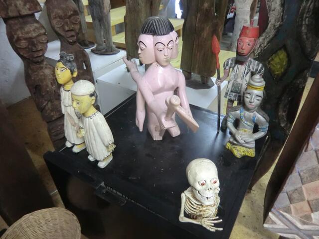 Die Götter des Voodoo sind launisch . Aber ihre Priester und Medien haben es leicht ihre Wünsche zu ahnen: Gin, Zigaretten und  immer wieder Opferblut