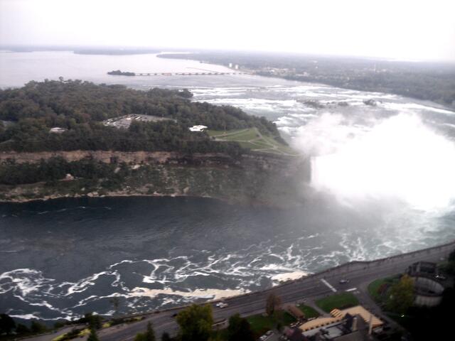 . . . die kandischen Niagara-Wasserfälle aus 170 m Höhe vom "Skylon Tower" . . .