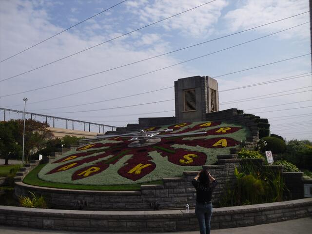 . . . die "Blumenuhr" im Niagara-Park am Ufer der kanadischen Niagara-Wasserfälle . . .