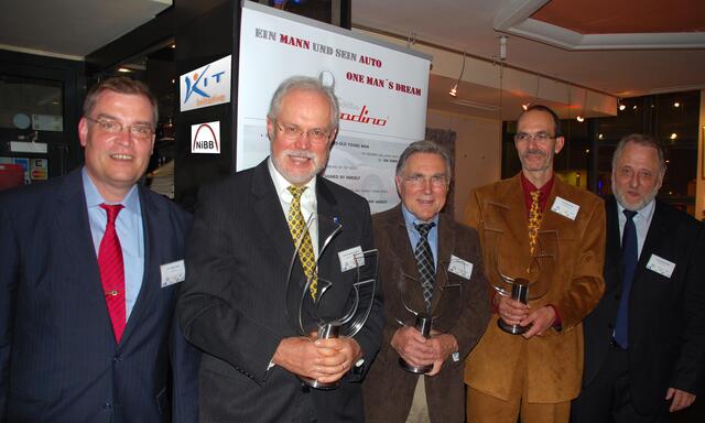 Der Ausrichter der Preisverleihung, Dr.-Ing. Michael Gude (NiBB 2009) freut sich über das Enga­gement der drei Preisträger Prof. Dr.-Ing. Reinhard Spörer, Dipl-Ing. OStR Johannes Paulussen und  Dr.-Ing. Markus Fohr ebenso wie NiBB-Innovationspreis-Stifter Dipl.-Ing., Patent Ing. OStD Hans-Georg Torkel. (v.l.). | Foto: NiBB / KIT-Initiative
