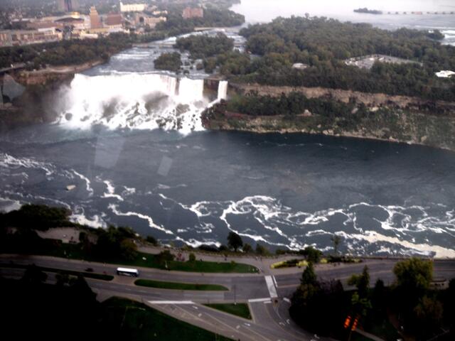 . . . die amerikanischen Niagara-Wasserfälle mit dem Blick aus dem 170 m hohen "Skylone Tower" . . .