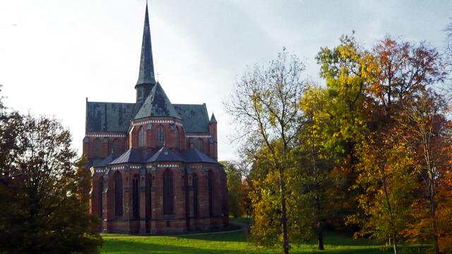 Chor des Münsters von Südosten: Pyramidendächer über den Chorkapellen