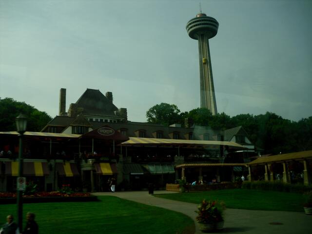 . . . der 170 m hohe "Skylon Tower" am Ufer der Niagarafälle . . .