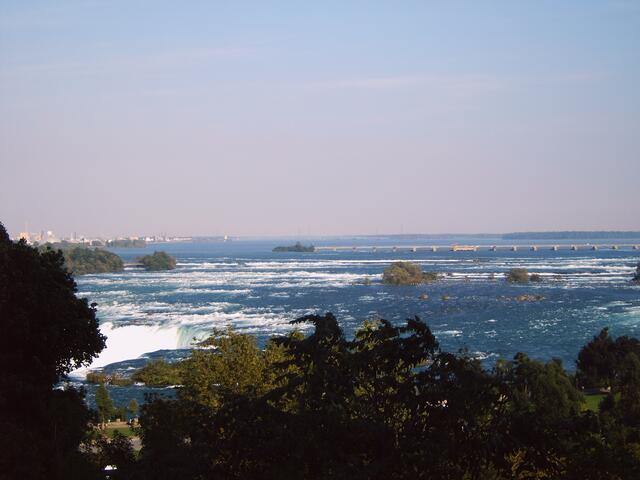 . . . in dieser Breite erreicht der Niagarafluß, von Amerika kommend, die Niagara-Wasserfälle . . .