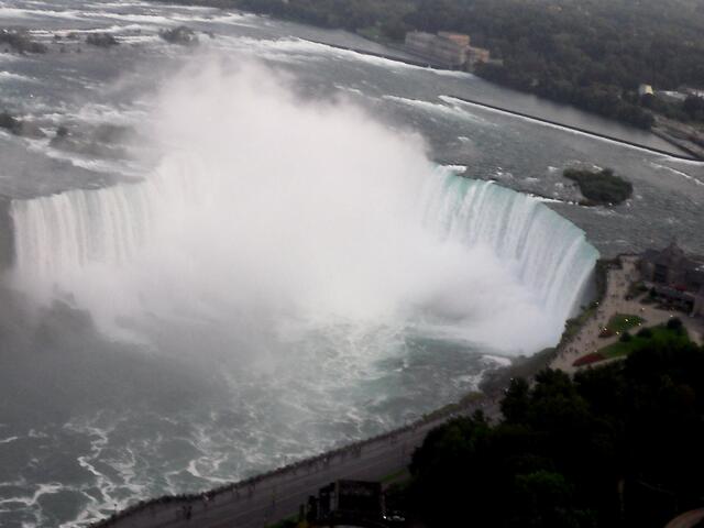 . . . das Ufer der kanadischen Wasserfälle aus dem 170 m hohen "Skylon Tower" in Niagara . . .