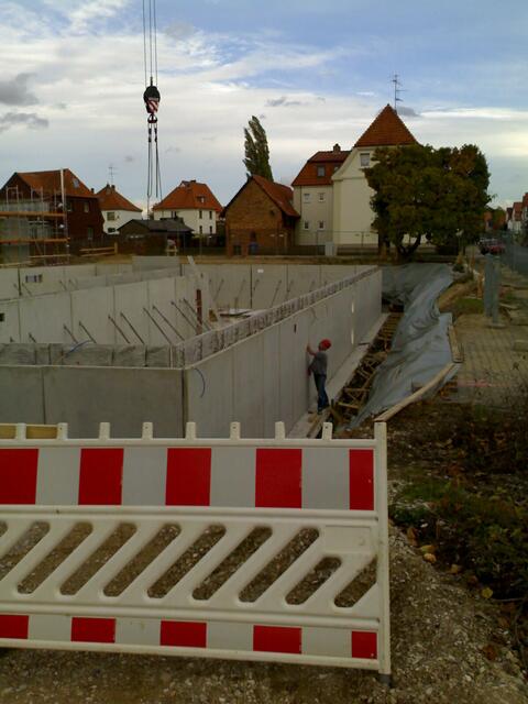 Gronau: ÜWL-Neubau wächst in bewährter (DDR) Plattenbauart.