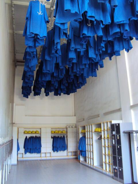 In der Kaue, dem Umkleideraum, hängt die Kleidung an Haken an der Decke.