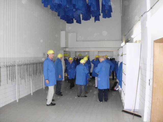 Die Besucher von Kalisalzmuseum werden mit Kittel und Helm ausgerüstet.