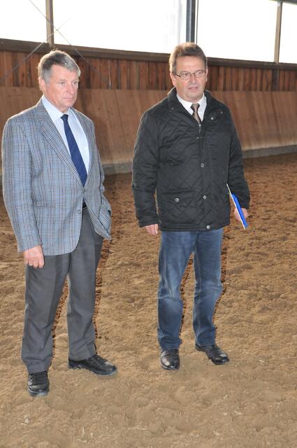 Das erfahrene Richterteam Dieter Rippe und Jürgen Mund (v.l.) begutachtet die Kenntnisse der Teilnehmer.