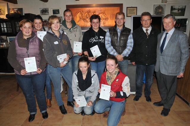 Die Teilnehmer des Longierabzeichenlehrgangs nach erfolgreicher Prüfung: (v.l.) Julia Bruns, Anna Brandtner, Julia Brandtner, Viktoria Rumpelt, Stefanie Bösche (Jugendwartin RV-Wilkenburg); vorn: Juliane Kallis, Lena Junge. Ausbilder Sebastian Schulze (Trainer C), Richter Jürgen Mund und Dieter Rippe.