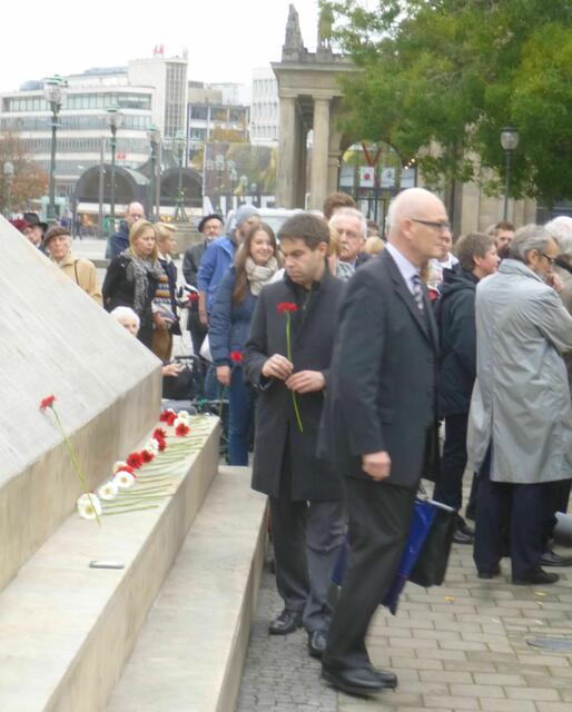 Auch der Unionspolitiker Dr. Oliver Kiaman legt eine Blume nieder.