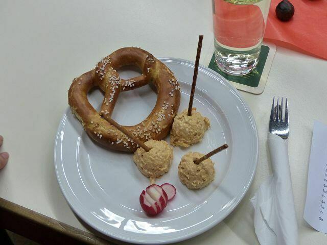 "A zünftige Brotzeit" gabs auch: Obatzter mit Brezl