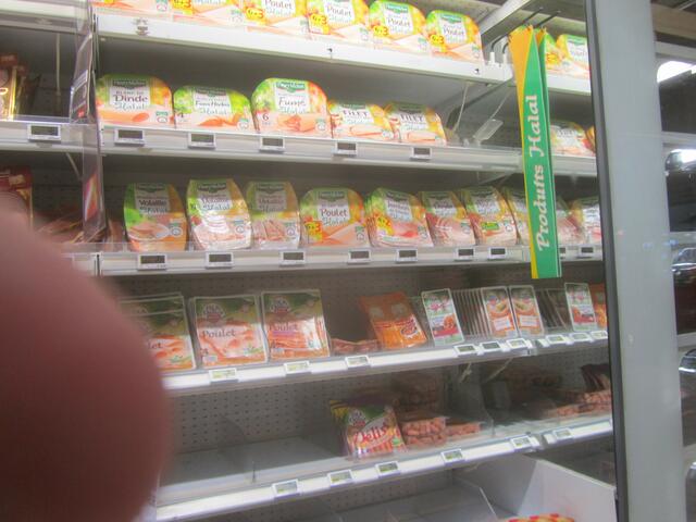 Diesmal kein Frenglish.. aber manchmal gibt es in der eigenen Sprachen eben keinen adäquarten Ausdruck. "Halal" ist so ähnlich wie "kosher", aber mit wesentlich weniger Regeln.