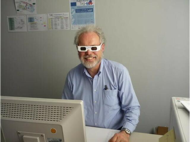 Auch mal ungewohnte Wege gehen: Prof. Spörer am Rechner, bei der Vorbereitung einer 3D-Show auf der Großleinwand im Audimax. | Foto: Irina Roth