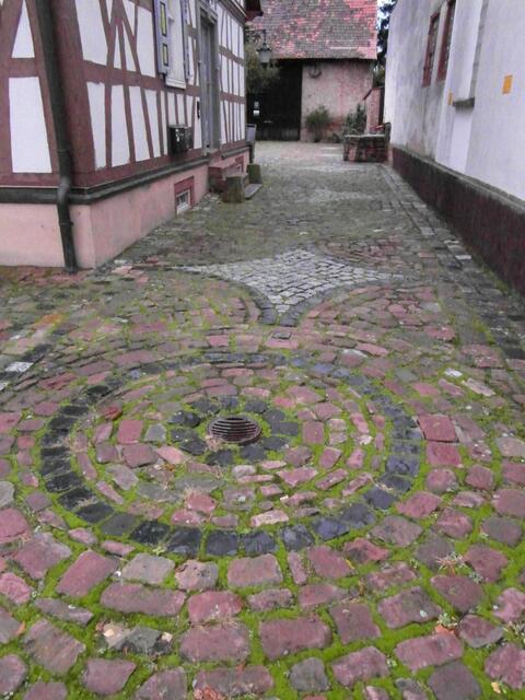 Bin aus dem Auto ausgestiegen, weil ich genug Zeit hatte und noch andere Bilder in dem Ort zu Fuß gefunden und gemacht hatte! Bin in diesen offenen Hof die Einfahrt hineingelaufen.......