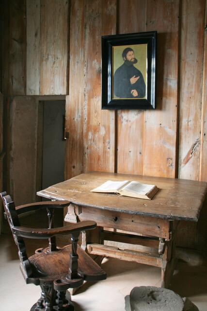 Luther - Zimmer. Hier wurde das Neue Testament übersetzt und mit einem Tintenfass nach dem Teufel geworfen | Foto: Foto: Alexander Hauk, www. bayernnachrichten.de