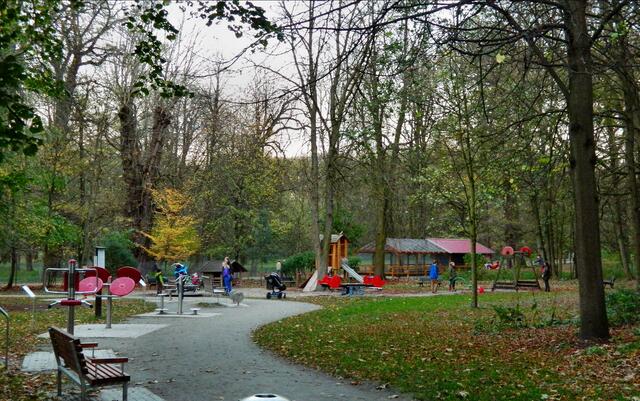 Gleich am Haupteingang ist  der Spielplatz