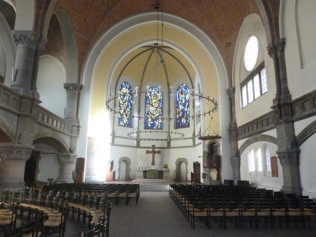 Kirchenschiff und Altar.