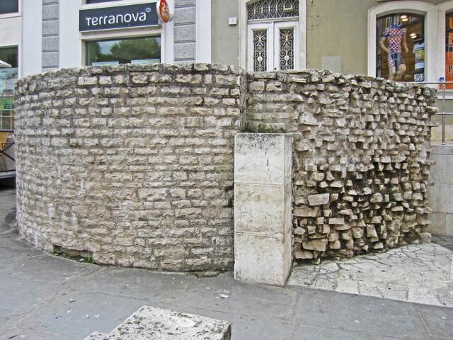07.- 13.10.2013  Perle Istrien. 
Pula - Stadtrundgang.  
10.10.2013.                                                                               Pula - Kroatien. 
Stadtmauer.