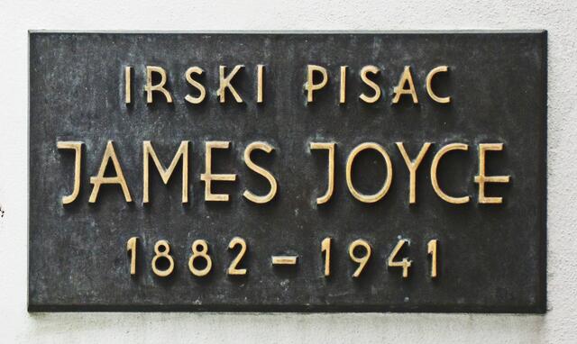 07.- 13.10.2013  Perle Istrien. 
Pula - Stadtrundgang.  
10.10.2013.
In einem Haus neben dem Sergierbogen
wohnte 1904/05                                                                             der irische Schriftsteller James Joyce.                                   Er arbeitete in Pula als Englischlehrer.