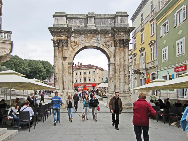 07.- 13.10.2013  Perle Istrien. 
Pula - Stadtrundgang.  
10.10.2013.
Der Sergierbogen in Pula.                                                      (29. - 27.v.Ch.)                                                     Triumphbogen in Pula.                                                      Höhe 8 m.