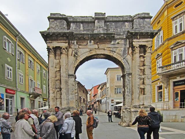 07.- 13.10.2013  Perle Istrien. 
Pula - Stadtrundgang.  
10.10.2013.
Der Sergierbogen in Pula.                                                      (29. - 27.v.Ch.)                                                     Triumphbogen in Pula.                                                      Höhe 8 m.