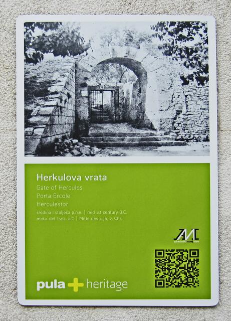 07.- 13.10.2013  Perle Istrien. 
Pula - Stadtrundgang.  
10.10.2013.                                                                             Pula - Kroatien. 
Stadtmauer.
Herculestor
(1. Jhdt. v. Chr.)