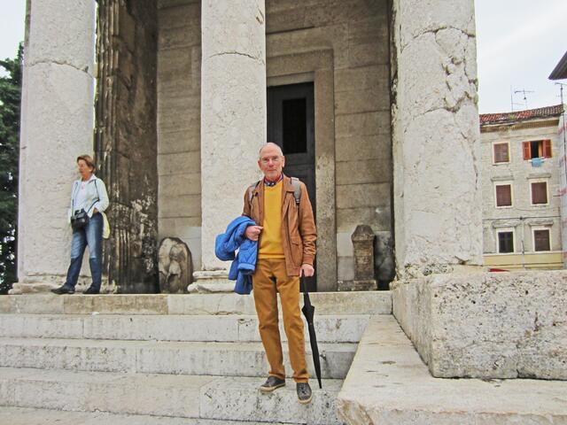 07.- 13.10.2013  Perle Istrien. 
Pula - Stadtrundgang.  
10.10.2013.                                                                             Pula - Kroatien.                                                                Forum (1. Jhdt. v. Chr.).                                               Augustustempel (1. - 14. Jhdt. n. Chr.).
