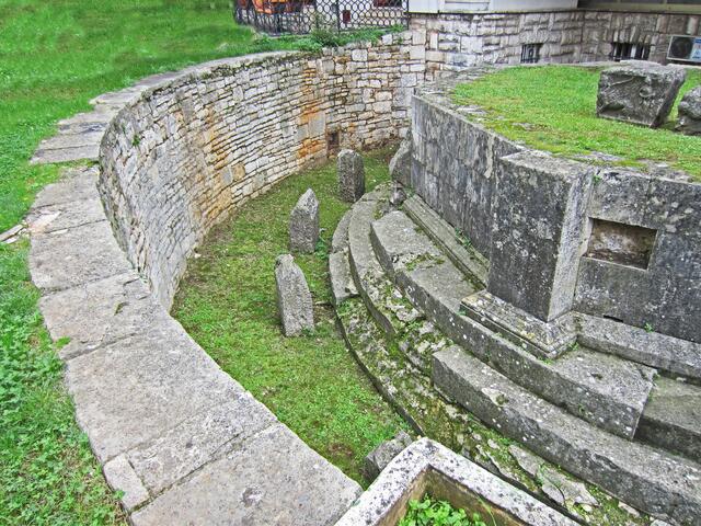 07.- 13.10.2013  Perle Istrien. 
Pula - Stadtrundgang.  
10.10.2013.                                                                             Pula - Kroatien.                                                              Römisches achteckiges Mausoleum.
(1. Jhdt.)