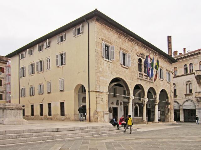 07.- 13.10.2013  Perle Istrien. 
Pula - Stadtrundgang.  
10.10.2013.                                                                             Pula - Kroatien.                                                                Forum (1. Jhdt. v. Chr.).                                                                   Palazzo munizipale - Rathaus (1296).