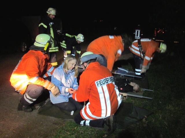 Am Verletztensammelplatz werden die Geretteten versorgt bevor sie an den Rettungsdienst übergeben werden. | Foto: Michaela Klempin