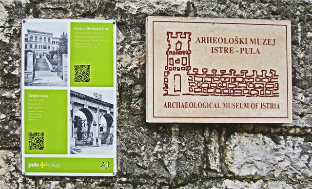 07.- 13.10.2013  Perle Istrien. 
Pula - Stadtrundgang.  
10.10.2013.                                                                             Pula - Kroatien. 
Stadtmauer.                                                                               Das Doppeltor
(2. Jhdt.)