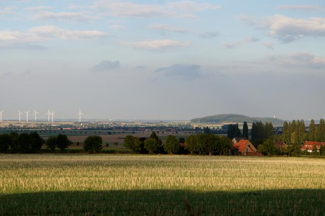 Weitblick - Aufgenommen am Waldrand oberhalb des Klosters Wülfinghausen. Am Rechten Bildrand sehen wie in der Ferne das Schloss Marienburg.