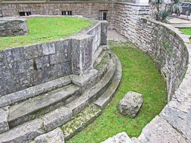 07.- 13.10.2013  Perle Istrien. 
Pula - Stadtrundgang.  
10.10.2013.                                                                             Pula - Kroatien.                                                              Römisches achteckiges Mausoleum.
(1. Jhdt.)