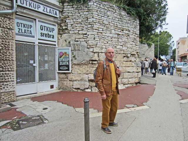 07.- 13.10.2013  Perle Istrien. 
Pula - Stadtrundgang.  
10.10.2013.                                                                               Pula - Kroatien. 
An der Stadtmauer.